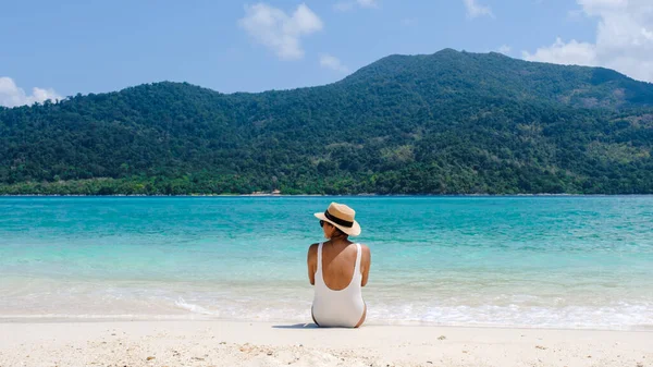 青い海と白い柔らかい砂を持つ熱帯の島 コリペ島タイで休暇中のアジアの女性 コリペ島 — ストック写真