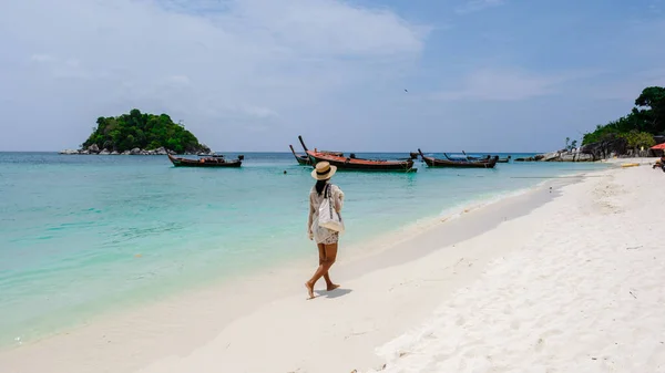 Asijské Ženy Dovolené Ostrově Koh Lipe Thajsko Tropický Ostrov Modrým — Stock fotografie