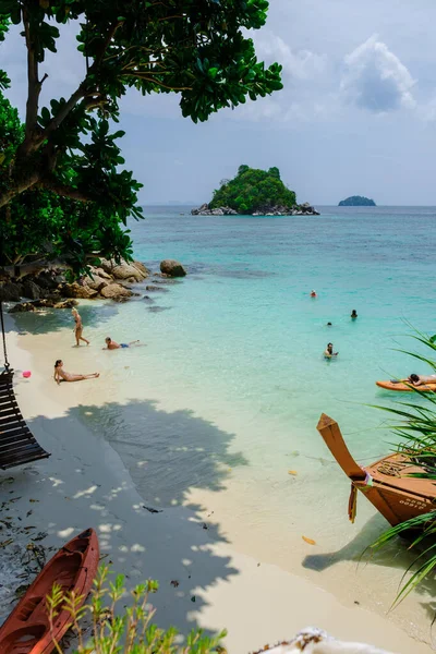 Koh Lipe Island Tailandia Abril 2023 Personas Que Relajan Océano —  Fotos de Stock