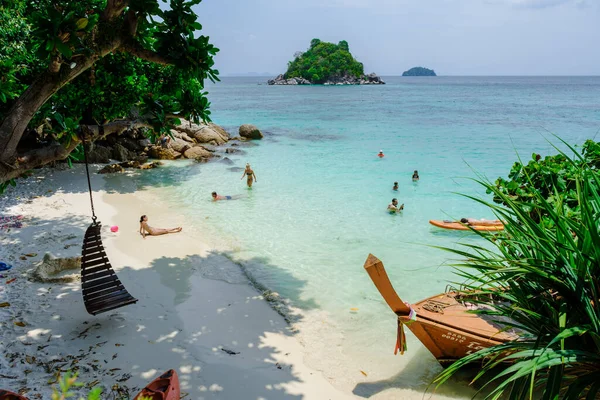 เกาะหล ประเทศไทย เมษายน 2023 คนพ อนในมหาสม ทรบนเกาะเขตร อนท มหาสม ทรส — ภาพถ่ายสต็อก