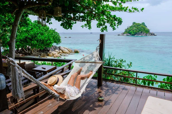 Asia Mujeres Vacaciones Koh Lipe Island Tailandia Relajarse Una Hamaca — Foto de Stock