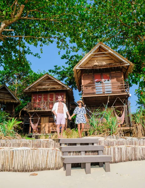 Bungalow Plaży Wyspie Tajlandii Drewniana Willa Plaży Palmami Para Wakacjach — Zdjęcie stockowe