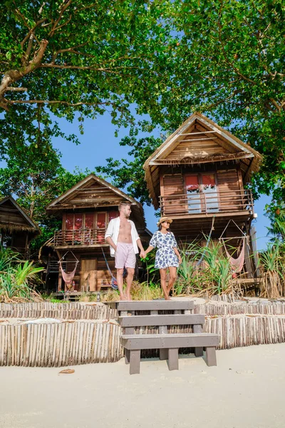 Para Domku Plaży Wyspie Tajlandii Drewniana Willa Plaży Palmami Para — Zdjęcie stockowe
