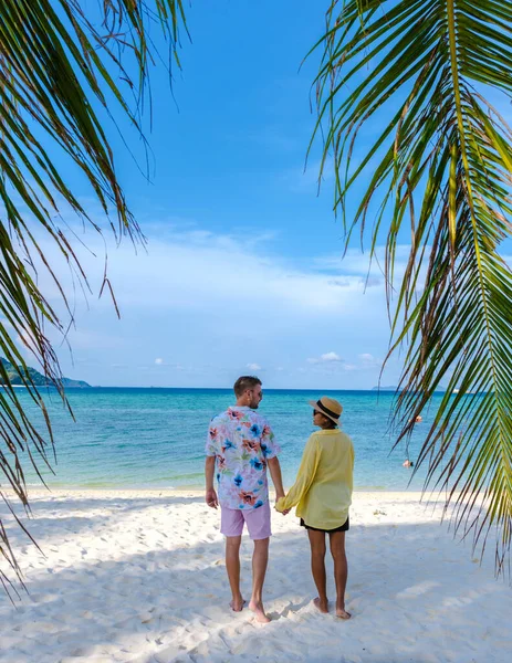 Пара Прогуливающаяся Пляжу Острова Липе Таиланд Мужчины Женщины Тропическом Острове — стоковое фото