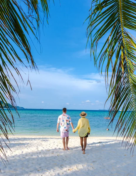 一对夫妇在泰国高丽岛上的海滩上散步 男人和女人在一个热带岛屿上 蓝色的海洋和白色柔软的沙子 Lipe Island Thailand — 图库照片