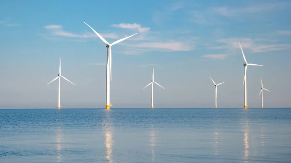 风车公园 蓝天风力涡轮机停放在海洋中 荷兰欧洲是荷兰最大的风电场 — 图库照片