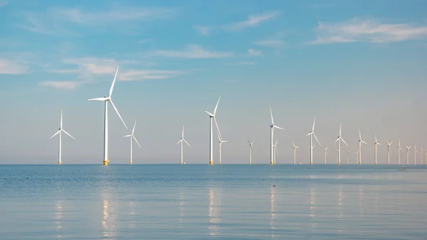 风车涡轮机停靠在蓝天 风车涡轮机停靠在大海里 荷兰欧洲是荷兰最大的风电场 — 图库照片