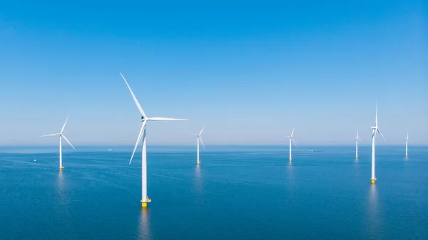 风车公园 大海中蓝天 荷兰欧洲是荷兰最大的风力公园 生产绿色能源 — 图库照片