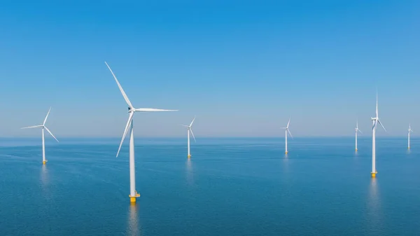 风车公园有风车涡轮机和蓝天 风车涡轮机停在海里 荷兰欧洲是荷兰最大的风电场 — 图库照片