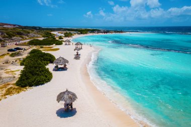 İnanılmaz Bebek Sahili ve Aruba, Karayipler kıyıları, yaz boyunca mavi okyanus plajlı beyaz plaj