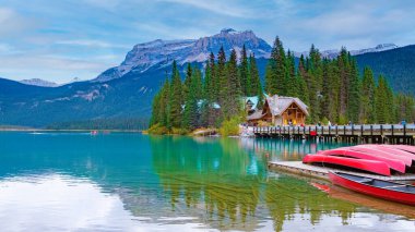 Emerald Lake, Kanada Yoho Ulusal Parkı, Emerald Lake ve Tea House, Near Field, British Columbia, Yoho Ulusal Parkı, Kanada Burgess Dağı suya yansıtıldığı görülebilir. Kanada