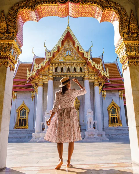 バンコクのワット ベンチャマボフィット寺院 バンコクの大理石寺院を歩くアジアの女性 バンコクの寺院を訪れる帽子をかぶったアジアの女性 — ストック写真