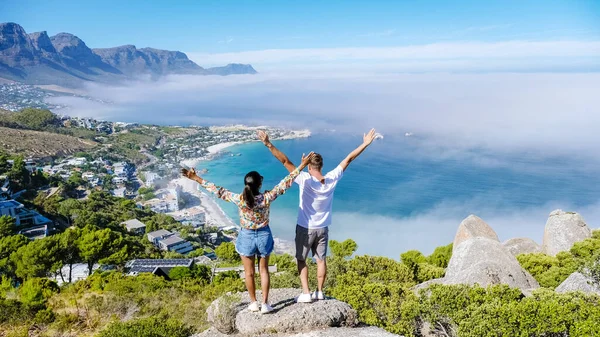 Paar Handen Omhoog Bij Rock Uitkijkpunt Cape Town Campsbay Uitzicht — Stockfoto