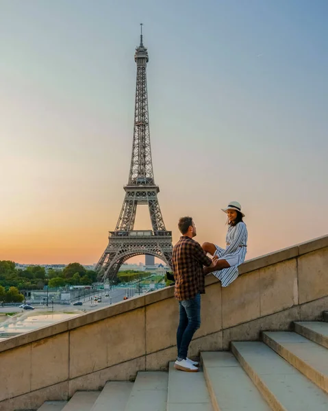 Młoda Para Przez Wieżę Eiffla Wschodzie Słońca Paris Eifel Tower — Zdjęcie stockowe