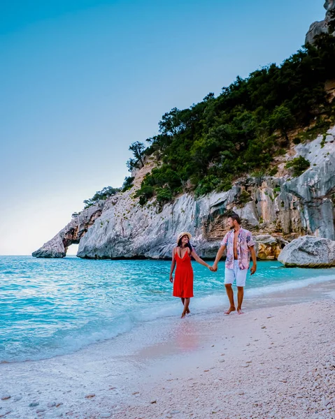 サルデーニャオロセイ海岸イタリア サルデーニャ島で休暇中の男性と女性の若いカップル 白い小石のビーチヨーロッパで最も美しいビーチのいくつかイタリア — ストック写真