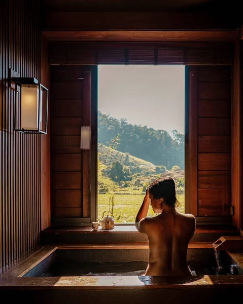 温泉木風呂 女性はチェンマイの温泉でお風呂を楽しむタイ 温泉日本風呂 — ストック写真