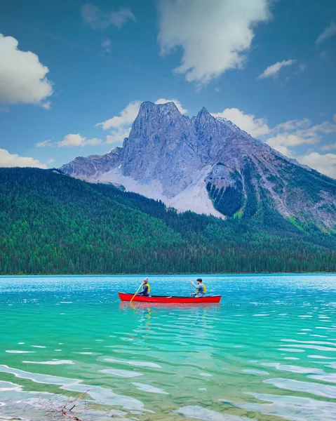 Пара Каноэ Озере Изумрудное Озеро Национальный Парк Йохо Канаде Мужчины — стоковое фото