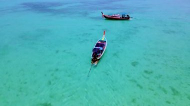 Güneşli bir günde turkuaz renkli okyanusta uzun kuyruklu tekneleri olan Koh Kradan Adası Güney Tayland