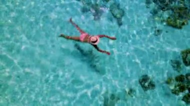 Tayland 'da güneşli bir günde, Güney Tayland' da Koh Kradan Adası 'nda okyanusta yüzen Asyalı kadınlar ve turkuaz renkli bir okyanus.