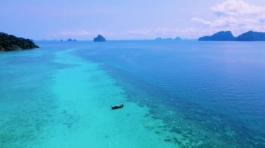 Koh Kradan Adası Güney Tayland beyaz plajı ve güneşli bir günde turkuaz renkli bir okyanus.