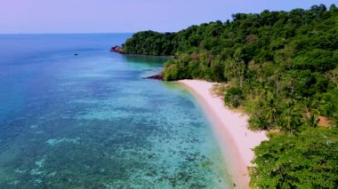 Koh Kradan Adası Güney Tayland tropikal plajı ve güneşli bir günde turkuaz renkli bir okyanus.