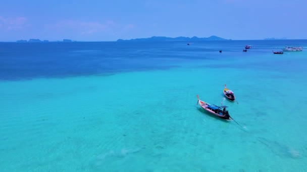 Остров Хедан Юге Таиланда Длиннохвостыми Лодками Пляже Тюрбаном Раскрашенным Солнечный — стоковое видео