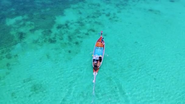 タイ南部のコクラダン島で晴れた日にタークハウス色の海でロングテールボート — ストック動画