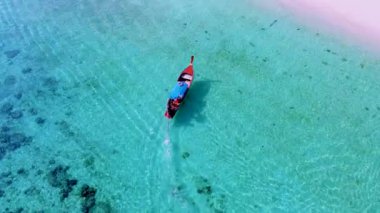 Koh Lipe Adası Satun Tayland 'da renkli uzun kuyruklu tekneler. Tropik bir plaj ve turkuaz renkli okyanusları var.. 
