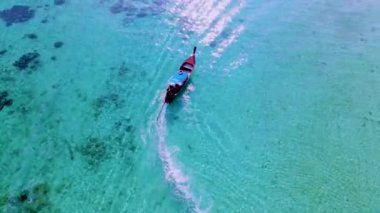Koh Lipe Adası Satun Tayland 'da renkli uzun kuyruklu tekneler. Tropik bir plaj ve turkuaz renkli okyanusları var.. 