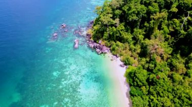 Tarutao Ulusal Parkı 'nda tropikal plajı ve turkuaz renkli okyanusu olan Ko Adang Adası Satun Tayland, 