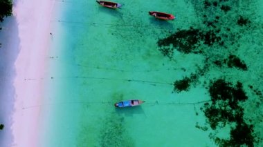 Koh Lipe Adası Satun Tayland. Tropik bir plajı ve turkuaz renkli okyanusu var.. 