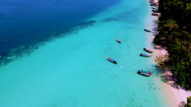 Koh Kradan Adası Güney Tayland beyaz plajı ve güneşli bir günde turkuaz renkli bir okyanus.