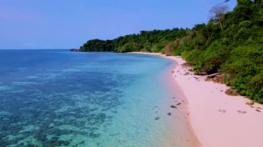 Güneşli bir günde turkuaz renkli okyanusla Güney Tayland 'daki Koh Kradan adasının tropik plajı.