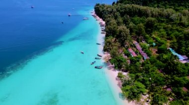 Koh Kradan Adası Güney Tayland beyaz plajı ve güneşli bir günde turkuaz renkli bir okyanus.