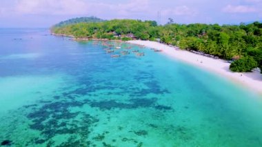 Koh Lipe Adası Satun Tayland 'daki uzun kuyruklu tekneler tropikal plaj ve turkuaz renkli okyanuslar.. 