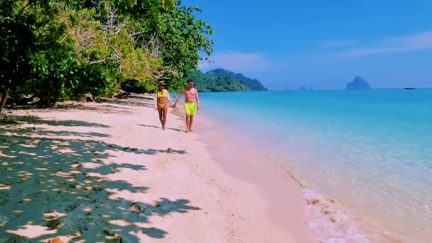 Couple Men Women Walking Beach Koh Kradan Island Thailand Turqouse — Stock Video