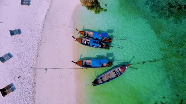 位于泰国佐敦高丽岛上的五彩斑斓的长尾船 拥有热带海滩和草屋色的海洋 — 图库视频影像