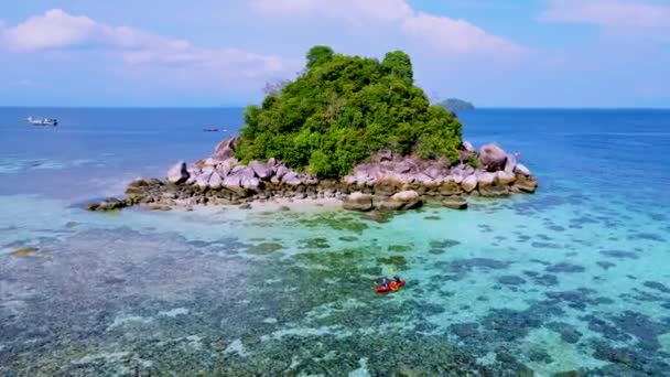 Par Hombres Mujeres Con Kayak Una Pequeña Isla Tropical Cerca — Vídeo de stock