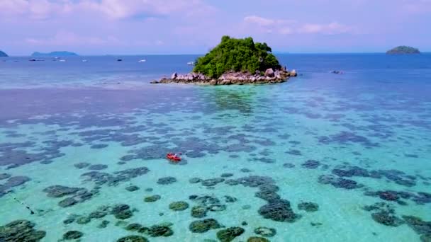 リペ島の近くの小さな熱帯の島でカヤックを持つ男女のカップル Satun Thailand — ストック動画
