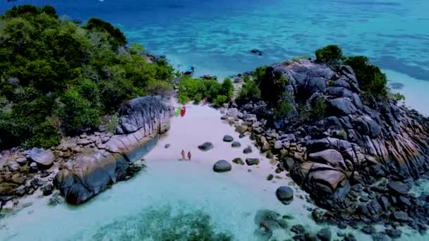 一对夫妇的男女在热带海滩上与皮划艇在一个热带小岛上靠近Koh Lipe岛Satun泰国 — 图库视频影像