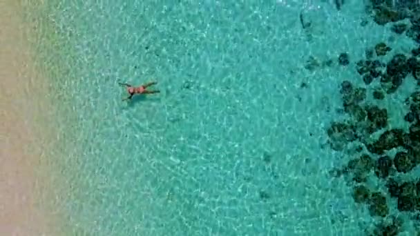 Asiatische Frauen Schwimmen Ozean Der Insel Koh Kradan Südthailand Tropischer — Stockvideo