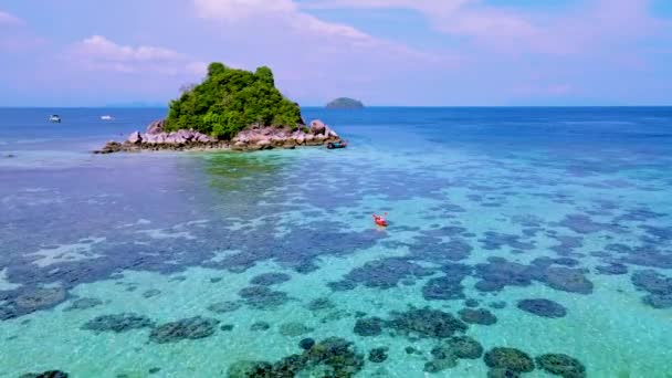 两名男子和女子与皮划艇在一个热带小岛靠近泰国佐敦的Koh Lipe岛 — 图库视频影像