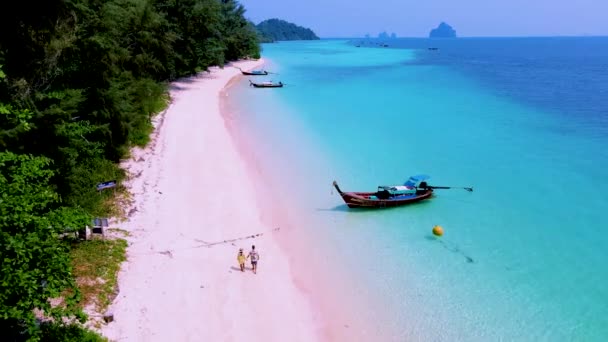 Par Menn Kvinner Som Gikk Stranden Koh Kradan Island Thailand – stockvideo
