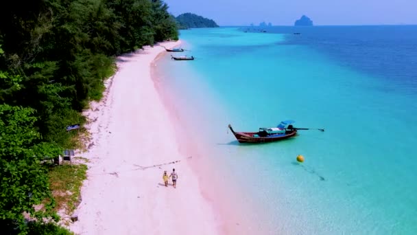 Par Hombres Mujeres Caminando Por Playa Koh Kradan Island Tailandia — Vídeos de Stock