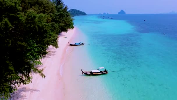 ビーチでのロングテールボートと晴れた日のターコイズ色の海 タイでの夏の休暇中のKoh Kradan島南タイ — ストック動画