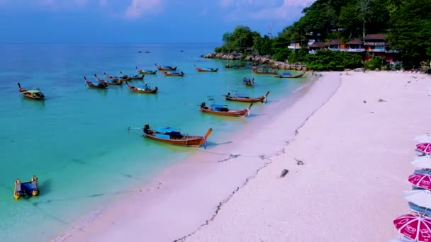 熱帯のビーチとタークース色の海とロングテールボートとコリペ島サトゥンタイ — ストック動画