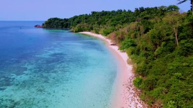 Koh Kradan Adası Güney Tayland tropikal plajı ve güneşli bir günde turkuaz renkli bir okyanus.