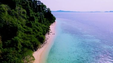 Koh Kradan Adası Güney Tayland tropikal plajı ve güneşli bir günde turkuaz renkli bir okyanus.