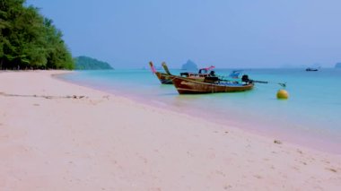 Koh Kradan Adası Güney Tayland sahilinde uzun kuyruklu tekneler ve güneşli bir günde turkuaz renkli bir okyanusla 2023 yılında dünyanın en iyi plajı seçildi.