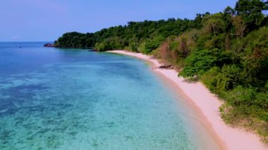 Güneşli bir günde turkuaz renkli okyanusla Güney Tayland 'daki Koh Kradan adasının tropik plajı.